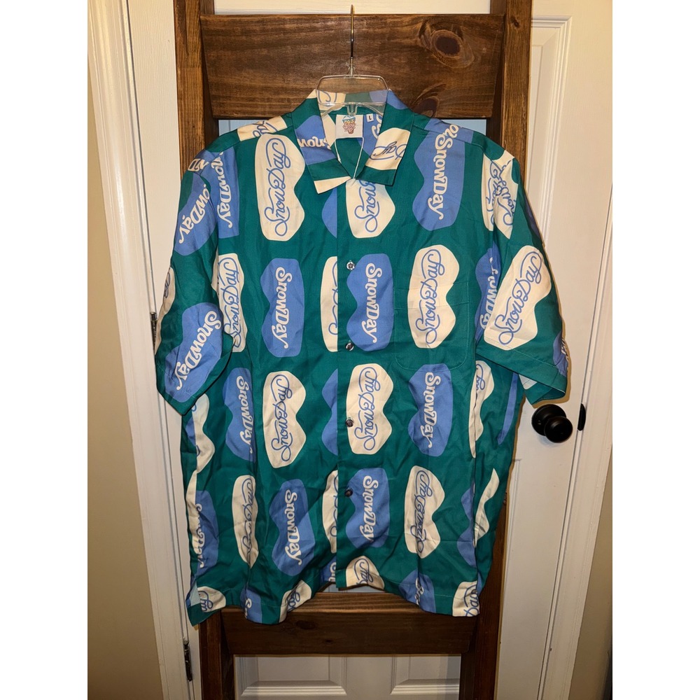 Snow Day Graphic Print Short Sleeve Button Up Shirt Men's Size L Teal Blue White